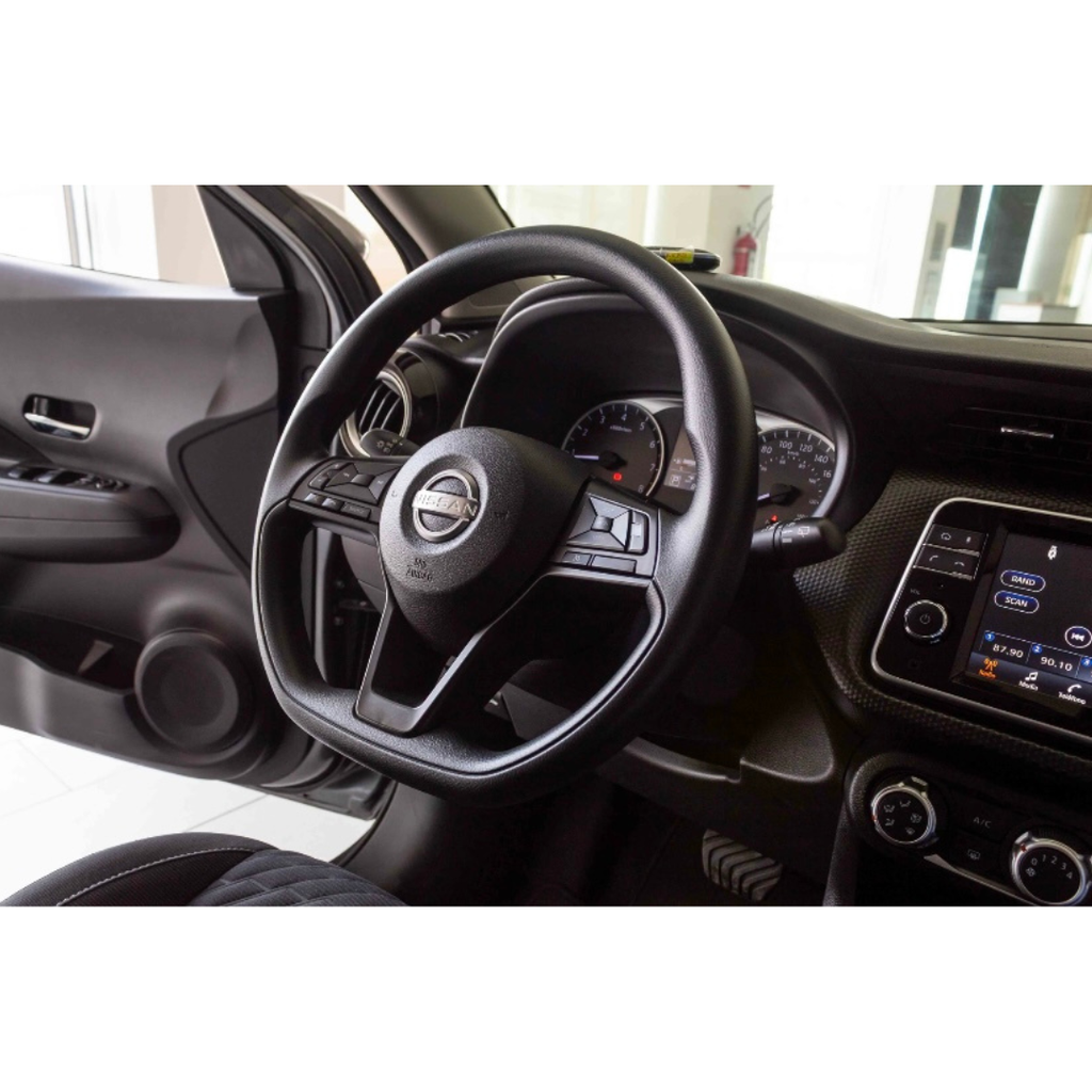 NISSAN VERSA - Plata